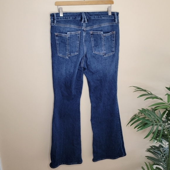 Good American | Good Legs Flare Jeans in Medium Wash Size 14/32 - Picture 3 of 6